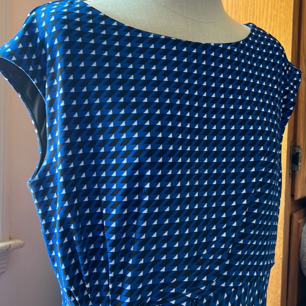 Signature Sadie Geometric Print Sleeveless Dress.